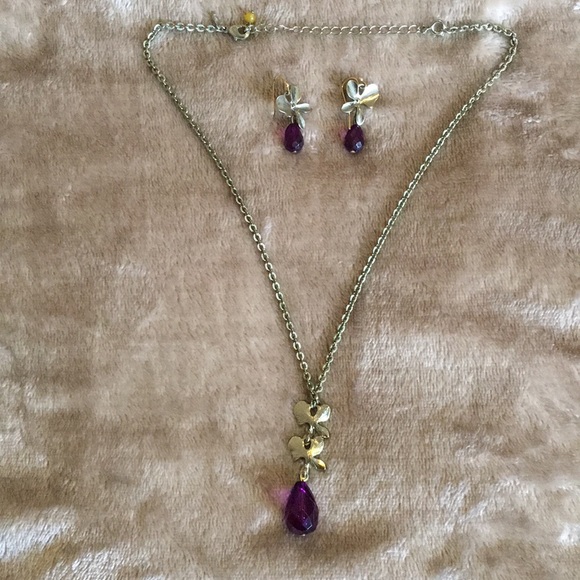 Avon Floral Goldtone Necklace and Earring Set
